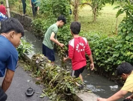 Santri Pondok Pesantren KH Zainal Asyikin naungan DPD LDII Pemalang membersihkan sekitar aliran sungai. Foto: LINES.