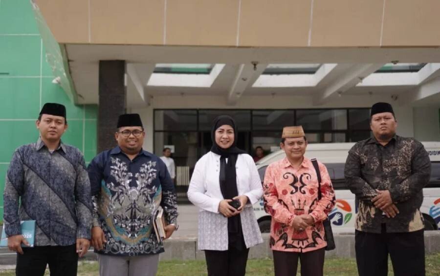 Ketua Sekolah Tinggi Agama Islam Negeri (STAIN) Majene, Prof Wasilah menerima silaturahim cendekiawan muda Nahdlatul Ulama (NU), Ahmad Ali MD. Foto: LINES.