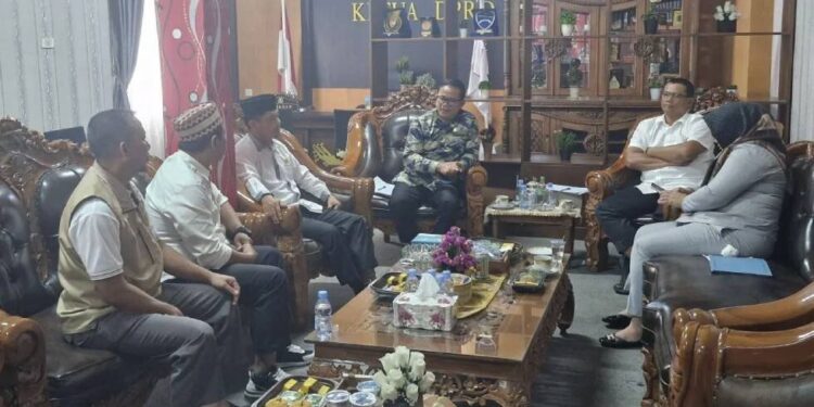 DPD LDII Tulang Bawang silaturahim dengan Ketua DPRD Tulang Bawang, Aliasan. Foto: LINES.