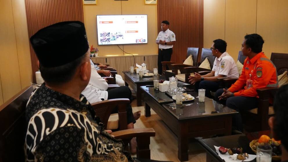 PT Kereta Api Indonesia (KAI) melalui KAI Commuter Surabaya berkunjung ke Pondok Pesantren (Ponpes) Gadingmangu. Foto: LINES.