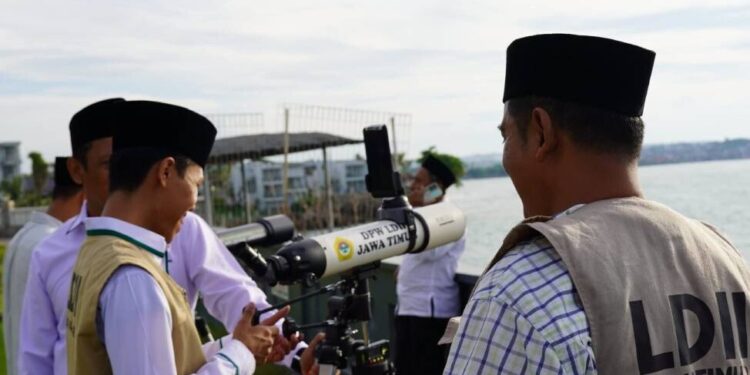 Tim Falakiyah DPD LDII Jawa Timur ikut mengamati hilal di Tanjung Kodok, Lamongan. Foto: LINES.