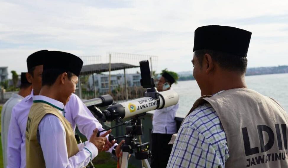 Tim Falakiyah DPD LDII Jawa Timur ikut mengamati hilal di Tanjung Kodok, Lamongan. Foto: LINES.