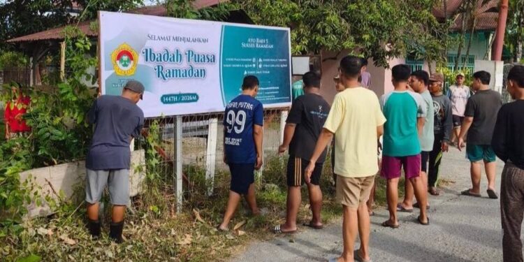 Warga LDII Kalukubula menggelar kerja bakti jelang ramadan. Foto: LINES.