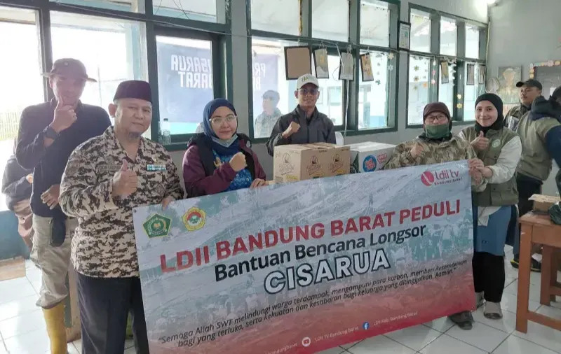 Bencana longsor di Kecamatan Cisarua, Kabupaten Bandung Barat (KBB), mendorong DPD LDII Bandung Barat menyalurkan bantuan. Bantuan tersebut disalurkan melalui Kementerian Agama (Kemenag) KBB pada Kamis (29/1/2026). Foto: LINES