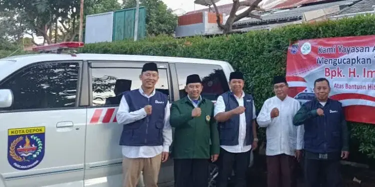 PC LDII Kecamatan Beji menerima hibah mobil ambulans siaga dari Anggota DPRD Kota Depok Fraksi PDI Perjuangan, Imam Turidi. Foto: LINES