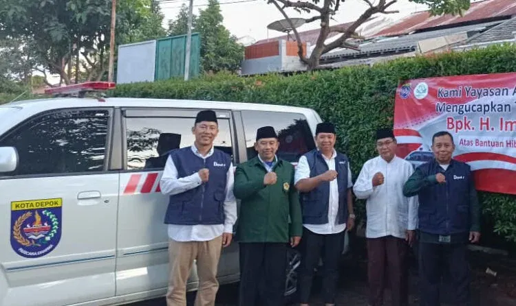 PC LDII Kecamatan Beji menerima hibah mobil ambulans siaga dari Anggota DPRD Kota Depok Fraksi PDI Perjuangan, Imam Turidi. Foto: LINES