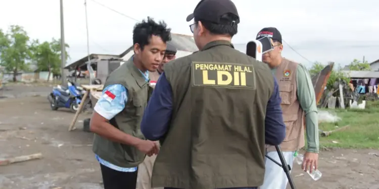 Tim Pengamatan Hilal LDII Kabupaten Bekasi melaksanakan rukyatul hilal pada Selasa (17/2), di kawasan Pantai Bungin. Foto: LINES
