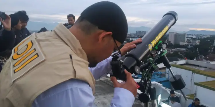 DPD LDII Kota Bandung turut serta dalam pemantauan hilal untuk menentukan awal Ramadhan 1447 Hijriah. Kegiatan ini digelar pada Selasa (17/2/2026), di Observatorium Al-Biruni, Fakultas Syariah Universitas Islam Bandung (UNISBA), Bandung, Jawa Barat. Foto: LINES