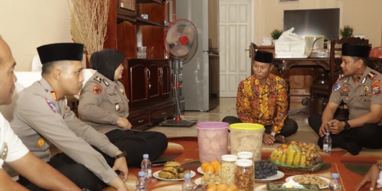 Kapolres Sumenep Kapolres Sumenep, AKBP Anang Hardiyanto mengunjungi Ketua DPD LDII Sumenep, Musaheri. Kegiatan tersebut berlangsung pada Senin (26/1) di Sumenep, Madura, Jawa Timur. Foto: LINES