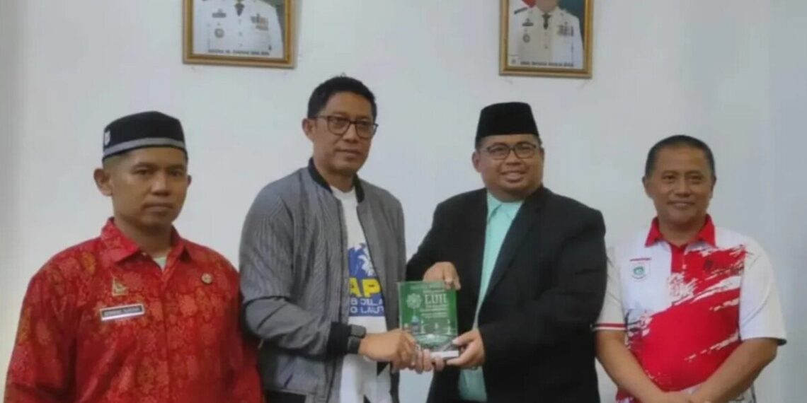 Kepala Badan Kesatuan Bangsa dan Politik (Kesbangpol) Provinsi Sulawesi Barat Muh. Darwis Damir menerima silaturahim jajaran pengurus DPW LDII Sulawesi Barat. Foto: LINES
