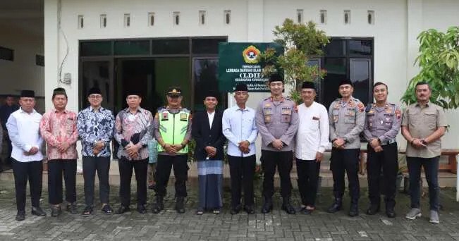 Kapolres Kebumen AKBP I Putu Bagus Krisna Purnama silaturahim dengan jajaran DPD LDII Kabupaten Kebumen. Kegiatan tersebut berlangsung di Pondok Pesantren Baitussyakur, Kuwarasan, Kebumen, Jawa Tengah pada Kamis (29/1). Foto: LINES