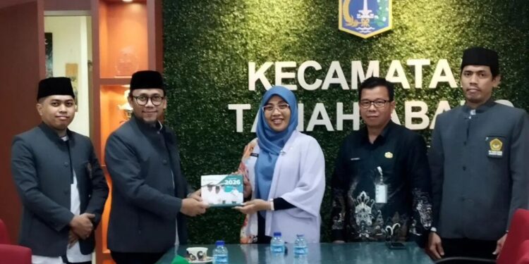 Pengurus Pimpinan Cabang (PC) LDII Tanah Abang silaturahim dengan Camat Tanah Abang, Dwiarti Indriani Utami. Pertemuan tersebut berlangsung di Kantor Kecamatan Tanah Abang, Jakarta Pusat, pada Kamis (22/1/2026). Foto: LINES