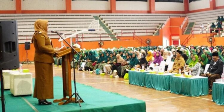 Sebanyak 1.337 calon haji asal Kabupaten Banyumas mengikuti Bimbingan Manasik Haji 1447 Hijriyah/2026 Masehi yang digelar serentak di sejumlah lokasi di Banyumas. Wakil Bupati Banyumas Dwi Asih Lintarti membuka kegiatan tersebut di GOR Satria Purwokerto, pada Senin (9/2/2026). Foto: LINES