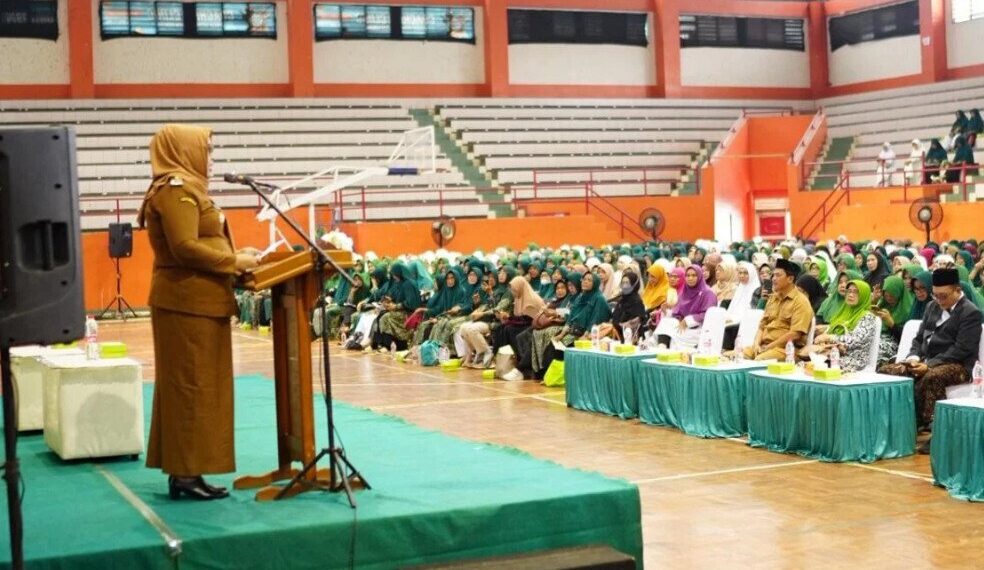 Sebanyak 1.337 calon haji asal Kabupaten Banyumas mengikuti Bimbingan Manasik Haji 1447 Hijriyah/2026 Masehi yang digelar serentak di sejumlah lokasi di Banyumas. Wakil Bupati Banyumas Dwi Asih Lintarti membuka kegiatan tersebut di GOR Satria Purwokerto, pada Senin (9/2/2026). Foto: LINES