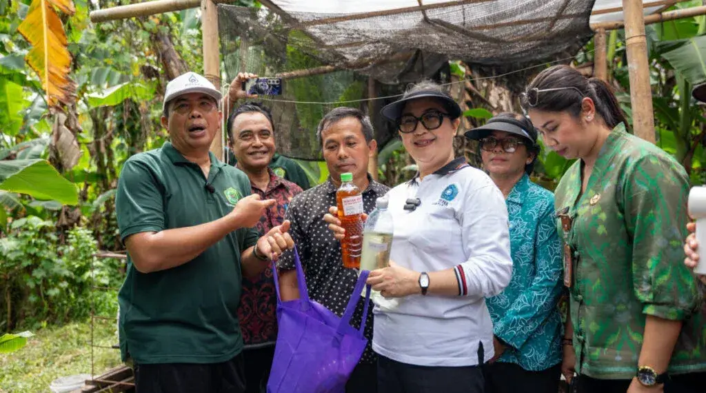 Ketua Tim Penggerak Pemberdayaan dan Kesejahteraan Keluarga (TP PKK) Kabupaten Tabanan, Rai Wahyuni Sanjaya, mengunjungi tempat pengolahan sampah plastik milik warga LDII Tabanan, Imam Kambali, Rabu siang (11/2/2026). Foto: LINES