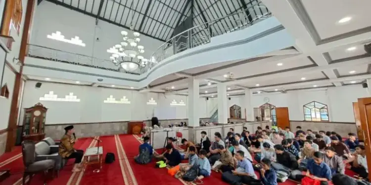 DPD LDII Kota Bandung membekali generasi muda dengan wawasan organisasi kepada remaja LDII. Kegiatan tersebut digelar di Masjid Sabillul Muttaqin, Buah Batu, Kota Bandung, Jawa Barat, pada Minggu (25/1). Foto: LINES