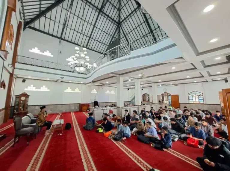DPD LDII Kota Bandung membekali generasi muda dengan wawasan organisasi kepada remaja LDII. Kegiatan tersebut digelar di Masjid Sabillul Muttaqin, Buah Batu, Kota Bandung, Jawa Barat, pada Minggu (25/1). Foto: LINES