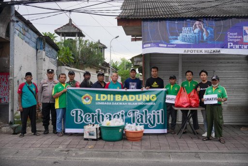 Warga LDII Kabupaten Badung membagikan ratusan takjil gratis kepada masyarakat setempat. Foto: LINES.