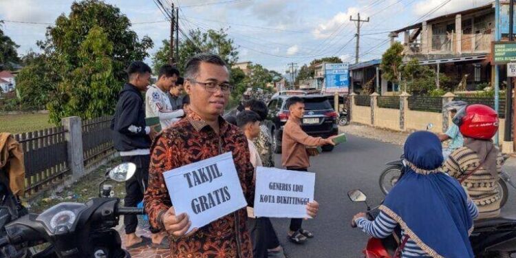 DPD LDII Kota Bukittinggi menggelar pembagian ratusan paket takjil bagi pengendara yang melintas di sekitar Masjid Al-Faqih, Campago Guguak Bulek, Bukittinggi. Foto: LINES.