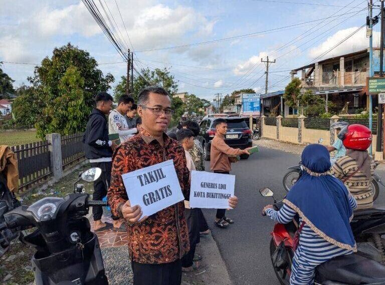 DPD LDII Kota Bukittinggi menggelar pembagian ratusan paket takjil bagi pengendara yang melintas di sekitar Masjid Al-Faqih, Campago Guguak Bulek, Bukittinggi. Foto: LINES.
