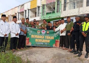 LDII, Persinas ASAD, dan Senkom Mitra Polri Kotabaru Bagikan Ratusan Paket Takjil