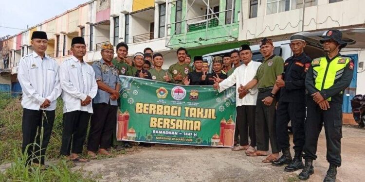 Pengurus Kabupaten (Pengkab) Perguruan Pencak Silat Nasional (Persinas) ASAD Kotabaru bekerja sama dengan LDII dan Sentra Komunikasi (SENKOM) Mitra Polri membagikan takjil. Foto: LINES.