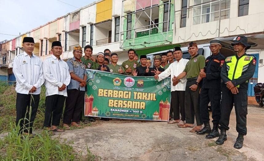 Pengurus Kabupaten (Pengkab) Perguruan Pencak Silat Nasional (Persinas) ASAD Kotabaru bekerja sama dengan LDII dan Sentra Komunikasi (SENKOM) Mitra Polri membagikan takjil. Foto: LINES.