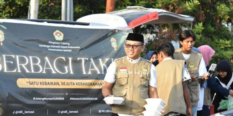 PC LDII Lamasi menggelar kegiatan berbagi 500 paket takjil kepada masyarakat. Foto: LINES.