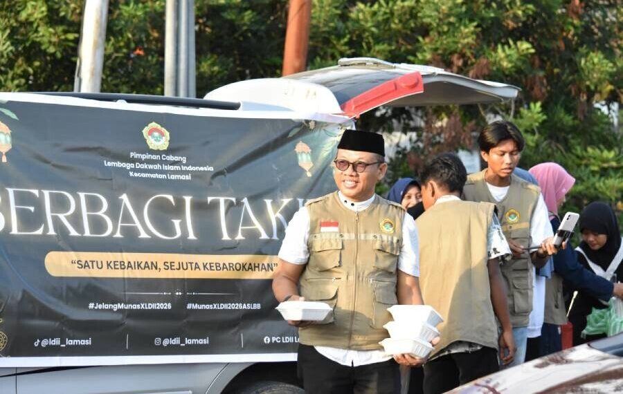 PC LDII Lamasi menggelar kegiatan berbagi 500 paket takjil kepada masyarakat. Foto: LINES.