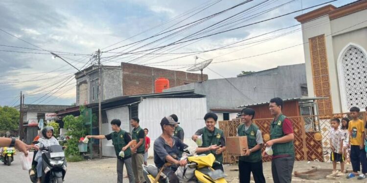 DPD LDII Luwu membagikan ribuan takjil. Foto: LINES.