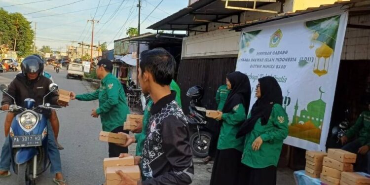 DPD LDII Kabupaten Mimika membagikan ratusan paket takjil kepada pengguna jalan dan warga. Foto: LINES.