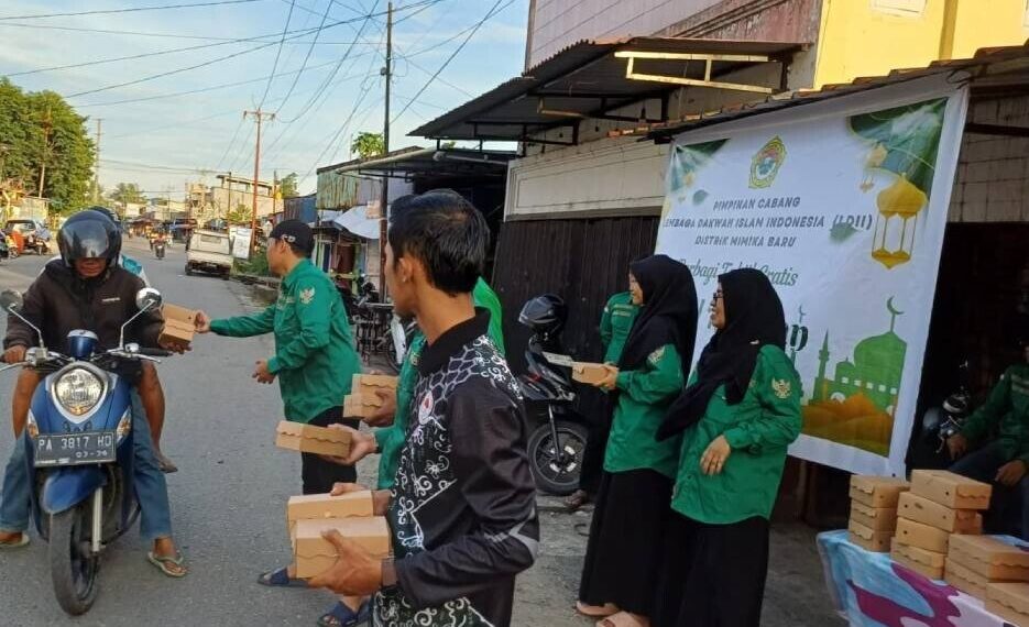 DPD LDII Kabupaten Mimika membagikan ratusan paket takjil kepada pengguna jalan dan warga. Foto: LINES.