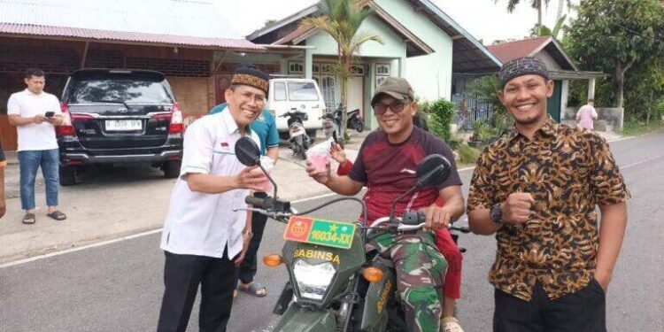 DPD LDII Kota Payakumbuh menggelar pembagian paket takjil gratis. Foto: LINES.