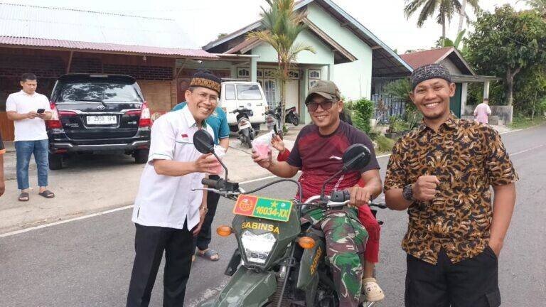 DPD LDII Kota Payakumbuh menggelar pembagian paket takjil gratis. Foto: LINES.