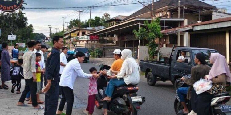 DPD LDII Tanah Datar membagikan takjil ramdan. Foto: LINES.
