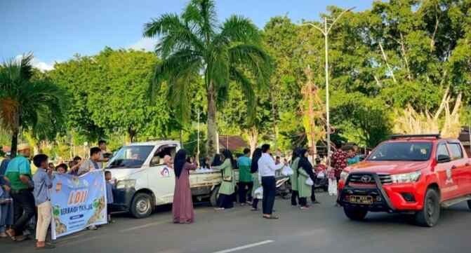 LDII Yapen bersama warga majelis taklim dan pengurus TPQ membagikan takjil ramadan. Foto: LINES.