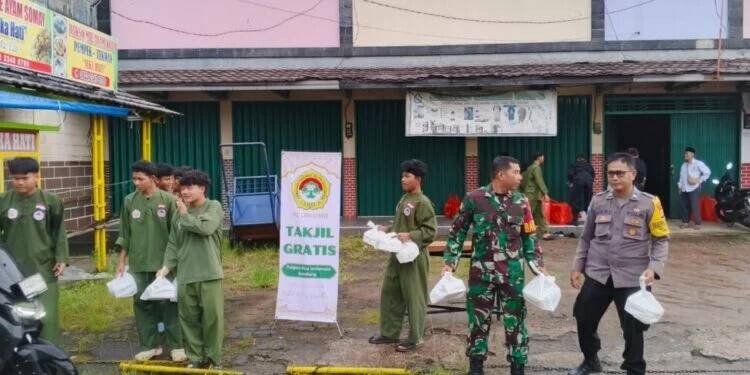 Pimpinan Cabang (PC) LDII Kecamatan Limo membagikan sekitar 500 nasi boks kepada masyarakat yang melintas. Foto: LINES.