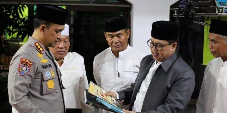 Direktorat Pembinaan Masyarakat (Binmas) Polda Bengkulu melaksanakan tarawih keliling di Ponpes Al Huda, kompleks DPW LDII Bengkulu. foto: LINES.