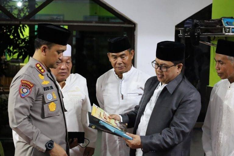 Direktorat Pembinaan Masyarakat (Binmas) Polda Bengkulu melaksanakan tarawih keliling di Ponpes Al Huda, kompleks DPW LDII Bengkulu. foto: LINES.