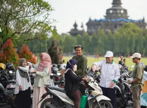 Mengusung tema Takjil Gembira (Takbir), puluhan generasi muda LDII Renon membagikan paket berbuka puasa di Lapangan Bajra Sandhi, Renon, Denpasar. Foto: LINES