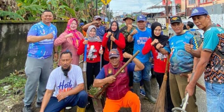PAC LDII Kelurahan Samata menggelar kerja bakti dalam rangka Gerakan Jumat Bersih. Foto: LINES.