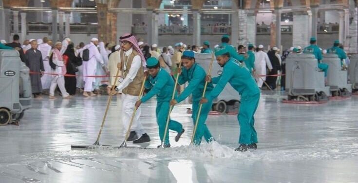 Ilustrasi Petugas Kebersihan Masjidil Haram. Foto: LINES.