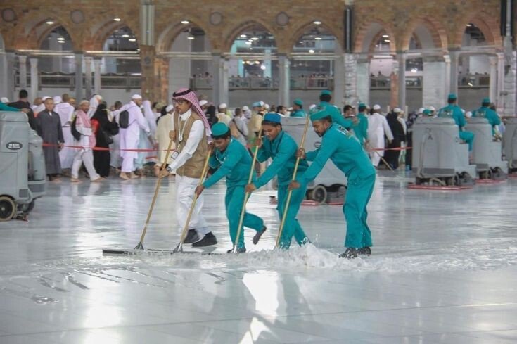 Ilustrasi Petugas Kebersihan Masjidil Haram. Foto: LINES.
