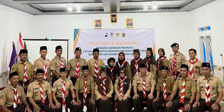 Ketua Kwartir Ranting Gerakan Pramuka Kecamatan Jati Agung, Rd Erni Sulasmi mengukuhkan Majelis Pembimbing dan Pengurus Gugus Depan Sako SPN Jati Agung. Foto: LINES.