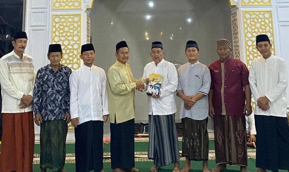 Safari Ramadan Kades Mekarsari Muaro Jambi beri tausiyah di LDII Jambi. Foto: LINES.