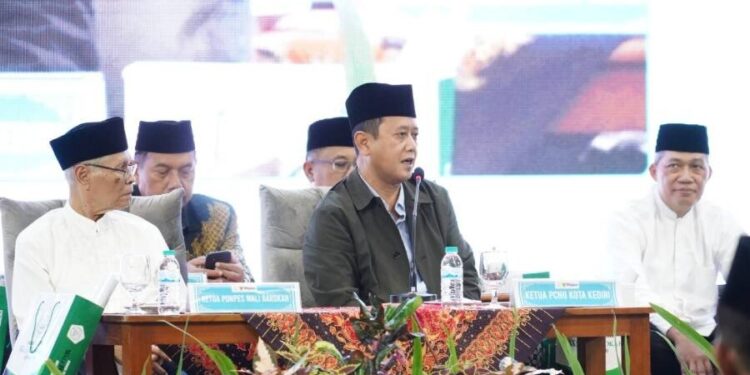 Ketua PCNU Kota Kediri, KH Abu Bakar Abdul Jalil (Gus Ab), dalam “Silaturrahim dan Buka Puasa Bersama” Ponpes Wali Barokah Kediri. Foto: LINES.