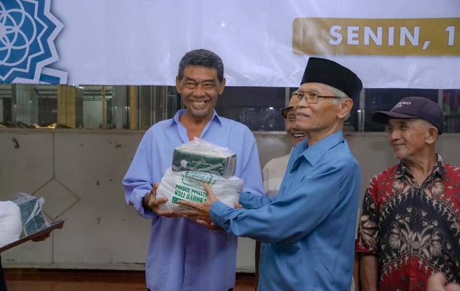 Ponpes Wali Barokah Kediri Bagikan Ratusan Paket Sembako