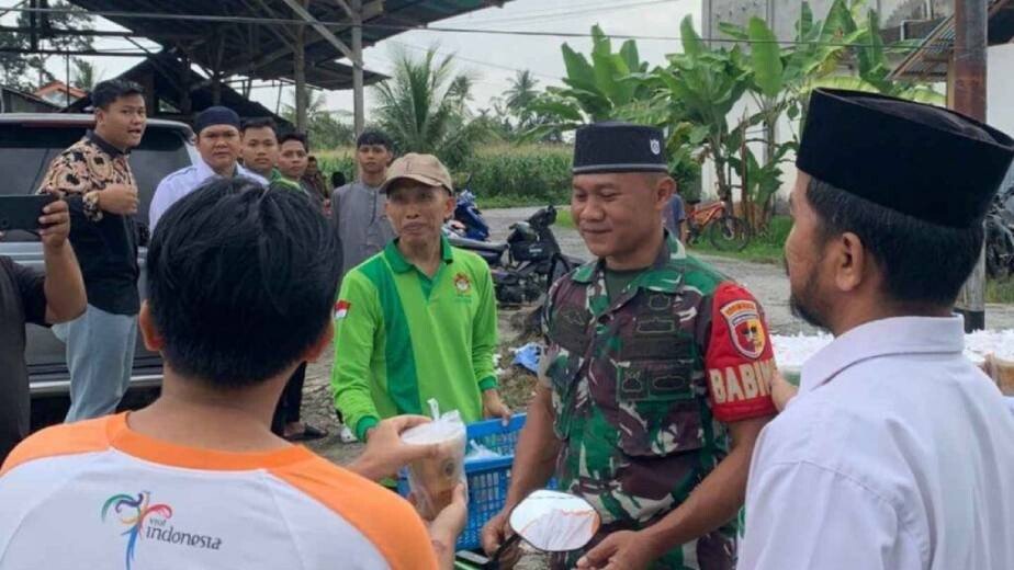 Ketua DPD LDII Kabupaten Agam, Hadi Putra, menjelaskan berbagi takjil tersebut wujud kepedulian sosial. Foto: LINES.