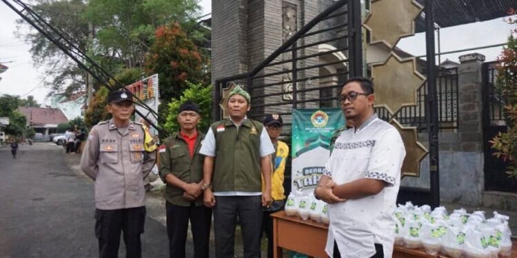 DPD LDII Kota Cirebon membagikan takjil kepada masyarakat sekitar. Foto: LINES.