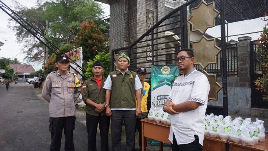 DPD LDII Kota Cirebon membagikan takjil kepada masyarakat sekitar. Foto: LINES.